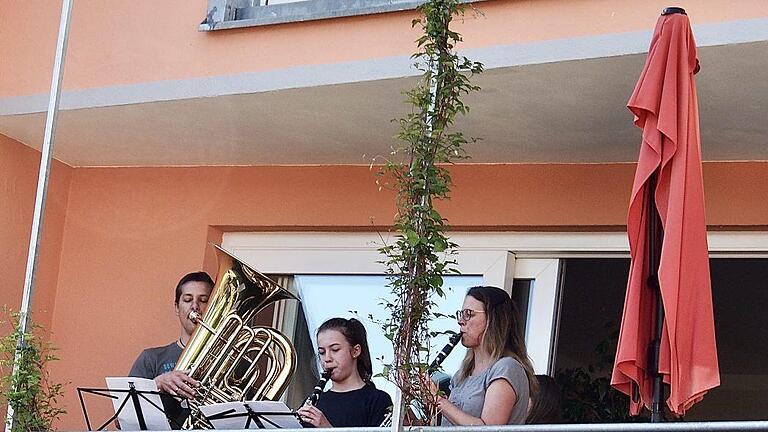 Familie Gerlach spielt auf ihrem Balkon. Bianca Volkert       -  Familie Gerlach spielt auf ihrem Balkon. Bianca Volkert