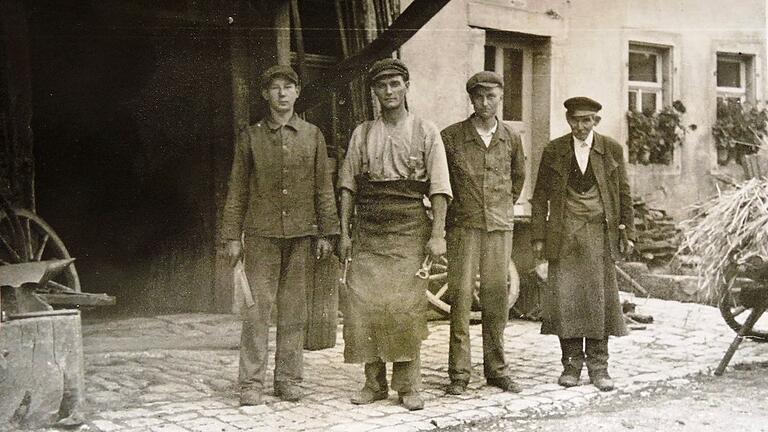 Schmiedemeister Leo Lang vor seiner Schmiede in der Wenkheimer Straße um 1938/39.