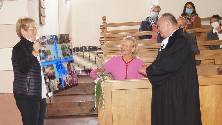Pfarrer Reinhold Völler bekam vom Kirchengemeinderat, vertreten durch Margit Freudenberger, ein sehr persönliches Geschenk. Pfarrer Reinhold Völler bekam vom Kirchengemeinderat, vertreten durch Margit Freudenberger, ein sehr persönliches Geschenk.