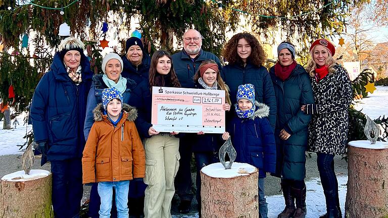 Im Bild: Christa Lutz, Kerstin Treutlein und Walter Weinig (Vorsitzende des Fördervereins), Kerstin Falkenstein und Anke Grimm vom Organisationsteam des Weihnachtsmarktes, Christine Klement mit den Kindern Maya Volk, Felicitas Klement, Viola Sabo, Conrad und Leonard Klement. Im Bild: Christa Lutz, Kerstin Treutlein und Walter Weinig (Vorsitzende des Fördervereins), Kerstin Falkenstein und Anke Grimm vom Organisationsteam des Weihnachtsmarktes, Christine Klement mit den Kindern Maya Volk, Felicitas Klement, Viola Sabo, Conrad und Leonard Klement.