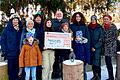 Im Bild: Christa Lutz, Kerstin Treutlein und Walter Weinig (Vorsitzende des Fördervereins), Kerstin Falkenstein und Anke Grimm vom Organisationsteam des Weihnachtsmarktes, Christine Klement mit den Kindern Maya Volk, Felicitas Klement, Viola Sabo, Conrad und Leonard Klement.