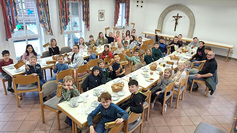 Die Theilheimer Leierkinder beim gemeinsamen Frühstück im Pfarrheim.