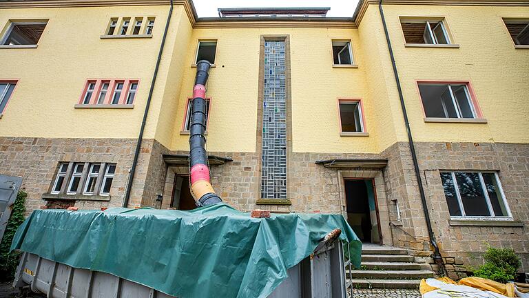 Der Abriss des alten Schulhauses der Waldorfschule in Haßfurt verzögert sich, da im Inneren des Gebäudes Schadstoffe gefunden wurden.