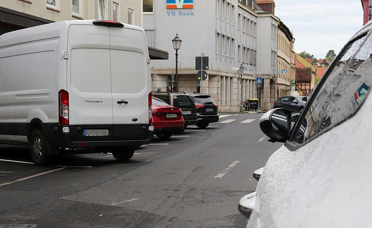 Weil größere Fahrzeuge zum Teil in den Straßenraum hineinragen, wird die Durchfahrt zum Nadelöhr.