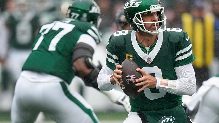 Aaron Rodgers (r)       -  Die New York Jets von Quarterback Rodgers haben sich von Trainer Saleh getrennt.