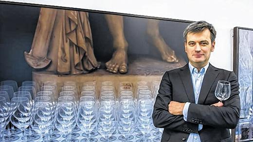 Inszenierung mit Glas: Der Künstler Christoph Brech im Kunstsalong.