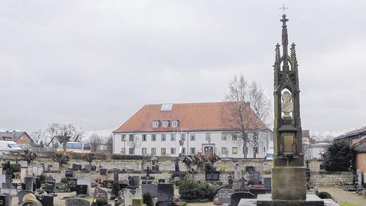 Auf dem Friedhof neben der Ritterkapelle in Haßfurt erinnert das Grabmal des Baumeisters und Architekten Carl Alexander von Heideloff an dessen Wirken.