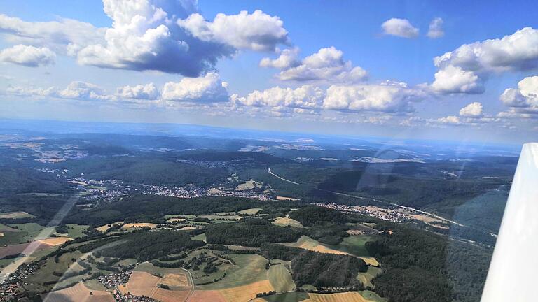 Beeindruckend ist Aussicht über die Rhön aus 1400 Metern Höhe. Foto: Dirk Stumpe       -  Beeindruckend ist Aussicht über die Rhön aus 1400 Metern Höhe. Foto: Dirk Stumpe