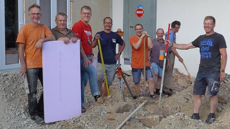 Hand- und Spanndienste leisten am Bürgerhaus (von links) Michael Lesch, Eduard Geßner, Jörn Watzke, Marcus Weber, Tobias Gabel, Martin Landwehr, Josef Rehmann und Matthias Raps.