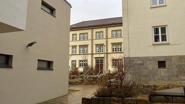 Blick vom Pausenhof auf die die ehemalige Mittelschule von Mellrichstadt (Bildmitte), in der ebenfalls Schüler der Realschule unterrichtet werden. Auch dieses Gebäude wird renoviert.