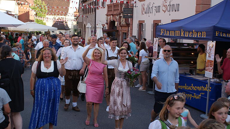 Beim Einzug auf das Weinfest wurde Weinprinzessin Anna-Lena Zehnter von zahlreichen Ehrengästen begleitet.