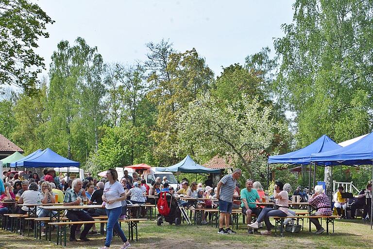 Das Gelände am Badesee in Sulzfeld eignete sich seit 2017 für den Sulzfelder Genussmarkt. Die Sulzfelder Musikanten sorgten für die musikalische Stimmung Das Gelände am Badesee in Sulzfeld eignete sich seit 2017 für den Sulzfelder Genussmarkt. Die Sulzfelder Musikanten sorgten für die musikalische Stimmung