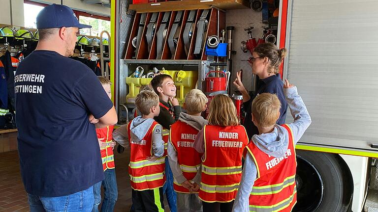 Löschen, schützen, bergen, retten – die Aufgaben der Freiwilligen Feuerwehr. Mit einer Fahrzeug-Erkundung lernten die Kinder die Fahrzeuge der FFW Uettingen kennen.