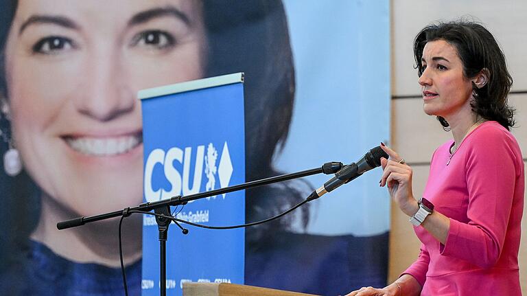 Ob Cannabis-Legalisierung oder Selbstbestimmungsgesetz: Geht es nach der CSU-Direktkandidatin Dorothee Bär, werden einige Gesetze der Apelregierung nach einem Wahlsieg der Union wieder rückgängig gemacht. Ob Cannabis-Legalisierung oder Selbstbestimmungsgesetz: Geht es nach der CSU-Direktkandidatin Dorothee Bär, werden einige Gesetze der Apelregierung nach einem Wahlsieg der Union wieder rückgängig gemacht.