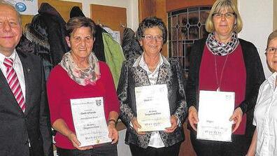 Treue Mitglieder des Chors Cäcilia: Sängergruppenvorsitzender Paul Werner (links) zeichnete (weiter von links) Gerlinde Rauch, Irene Kram, Margit Sauer und Johanna Marquard aus.