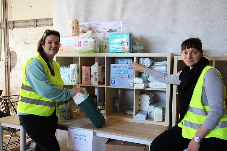 Michaela Müller (links) und Veronika Druckenbrod haben die Baby- und Hygieneaartikel für die Flüchtlinge im Lager des Mainquartiers sortiert. Michaela Müller (links) und Veronika Druckenbrod haben die Baby- und Hygieneaartikel für die Flüchtlinge im Lager des Mainquartiers sortiert.