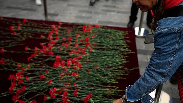 Nach Anschlag in Istanbul - Trauer       -  Eine Frau legt Blumen nieder am Ort der Explosion auf der Fußgängerzone Istiklal.