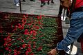 Nach Anschlag in Istanbul - Trauer       -  Eine Frau legt Blumen nieder am Ort der Explosion auf der Fußgängerzone Istiklal.