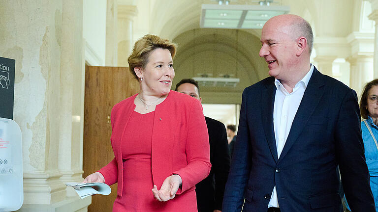 402247906.jpg       -  Franziska Giffey (SPD), Regierende Bürgermeisterin von Berlin und Kai Wegner, Vorsitzender der Berliner CDU.