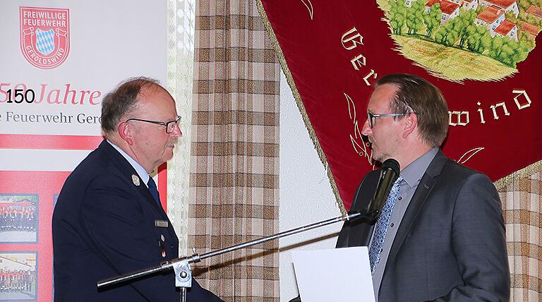 Bürgermeister Wolfram Thein (rechts) übergab an Robert Müller, Kommandant der Feuerwehr Gückelhirn, ein Präsent.