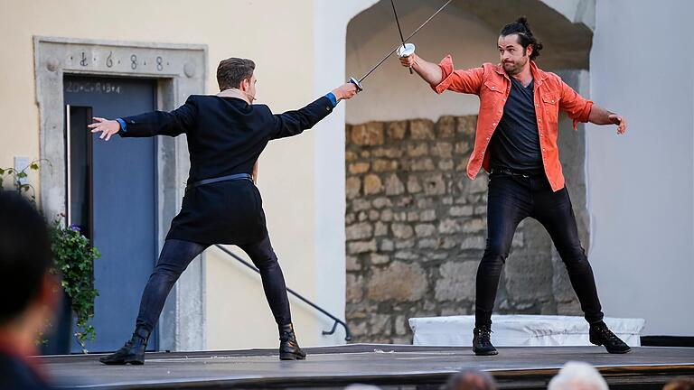 Shakespeares 'Romeo und Julia' brachte 2019 stürmische Szenen auf den Marktplatz in Eibelstadt. Die Stadt ist auch in diesem Jahr unter den Veranstaltungsorten des Kultursommers.&nbsp;