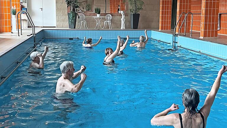 Die erste Therapiegruppe im Kurstiftschwimmbad       -  Die erste Therapiegruppe im Kurstiftschwimmbad