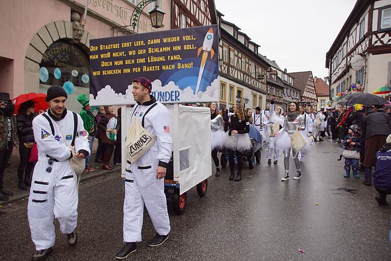 Als Astronauten hatten die 'Zünder' auf dem Zeiler Faschingszug die Lösung für das Stadtsee-Schlamm-Problem.