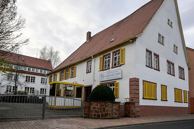 Die Glaubensgemeinschaft UL betreibt eine private Grund- und Mittelschule in Esselbach (Lkr. Main-Spessart).