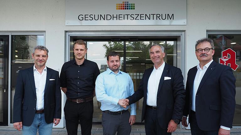 Im Gesundheitszentrum Karlstadt ziehen ein HNO-Arzt und ein Hörakustiker ein (von links): Dr. Johannes Kromczynski, Hörakustikermeister Matthias Döll, HNO- Arzt Dr. Christian Wilhelm, Alexander Weigand und Martin Kütt.