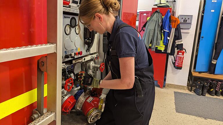 Die Maschinistin Elke Haubenreich an der Feuerlöschkreiselpumpe.&nbsp;