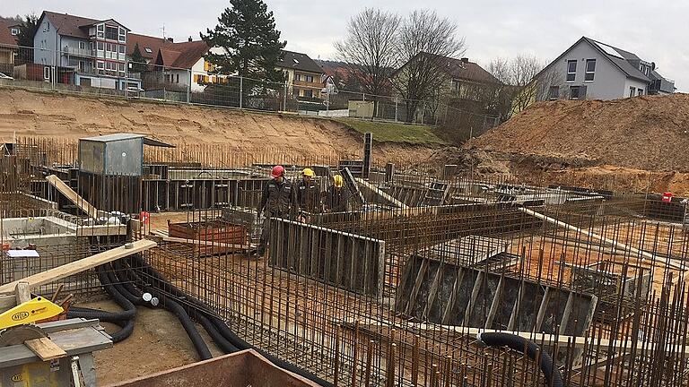 Blick auf die Baustelle der Grundschule Eibelstadt: Hier entsteht das Fundament für den Teilneubau der Mittagsbetreuung. Blick auf die Baustelle der Grundschule Eibelstadt: Hier entsteht das Fundament für den Teilneubau der Mittagsbetreuung.