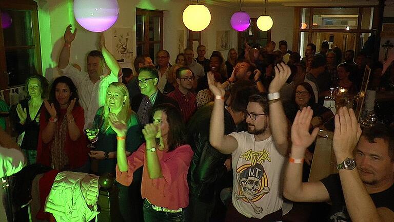 Voll auf ihre Kosten kamen die Besucher des ersten Honky Tonk in Haßfurt in sechs verschiedenen Locations. Total begeistert und ausgelassen waren die Zuhörer im Altstadthotel.