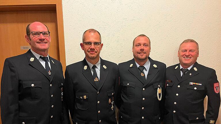 Die alten Kommandanten der Freiwilligen Feuerwehr Breitenbach/Mitgenfeld sind auch die neuen: (von links) 1.  Bürgermeister Dieter Muth, 1. Kommandant Michael Greger, 2. Kommandant Holger Börner, Kreisbrandmeister Volker Hägerich. Foto: Jonas Jehn       -  Die alten Kommandanten der Freiwilligen Feuerwehr Breitenbach/Mitgenfeld sind auch die neuen: (von links) 1.  Bürgermeister Dieter Muth, 1. Kommandant Michael Greger, 2. Kommandant Holger Börner, Kreisbrandmeister Volker Hägerich. Foto: Jonas Jehn