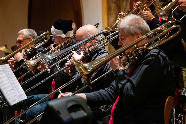 Satte Klänge wie hier vom Posaunensatz brachte echtes Big-Band-Feeling in die Rathausdiele.