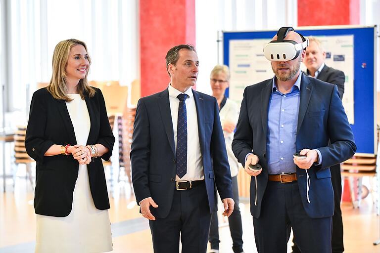Ein bisschen Spaß muss sein: Dr. Mehring testet unter Anleitung von Schulleiter Marco Korn ein VR-Programm, mit dem man Präsentieren üben kann. Bislang wird das Programm nur von Referendarinnen verwendet, doch es könnte bald auch in den Klassen zum Einsatz kommen. Ein bisschen Spaß muss sein: Dr. Mehring testet unter Anleitung von Schulleiter Marco Korn ein VR-Programm, mit dem man Präsentieren üben kann. Bislang wird das Programm nur von Referendarinnen verwendet, doch es könnte bald auch in den Klassen zum Einsatz kommen. 
