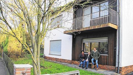 Alt werden in Heßdorf: Noch ist das Haus Höllricher Straße 42 eine Baustelle, aber schon am 2. Januar wird eine Senioren-Wohngemeinschaft in das dann barrierefreie Gebäude einziehen. Die ambulante Betreuung übernimmt der Langenprozeltener mobile Pflegedienst Bergmann-Ritschel. Auf der Bank vorm Haus (von links): Andrea Lochmann, Christiane Ritschel und Christof Bergmann.