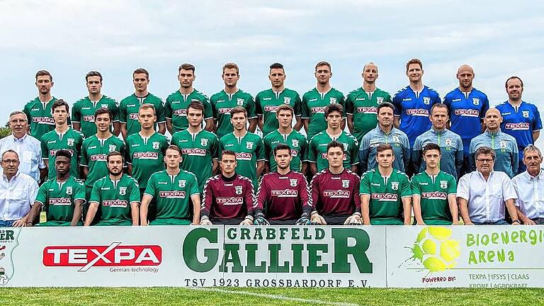 TSV Großbardorf 2016/17 (hinten von links): Maximilian Zang, André Rieß, Markus Kirchner, Shaban Rugovaj, Marcel Hölderle, Manuel Orf, Benjamin Freund, Pascal Stahl, Physiotherapeut Johannes Albert, Fitnesstrainer Martin Enders, Physiotherapeut Christian Gessner sowie (Mitte von links) Vorsitzender Klaus Lemmer, Pascal Zehe, Adrian Reith, Johannes Kanz, Tobias Breunig, Dominik Zehe, Björn Schönwiesner, Joe Etzel, Torwarttrainer Otto Dietz, Co-Trainer Udo Eckert, Trainer Dominik Schönhöfer und (vorne von links) Andreas Lampert (sportliche Leitung), Jean-Bosco Makengo, Manuel Leicht, Manuel Ganz, Simon Voll, Marcel Wehr, Christian Dietz, Lennart Seufert, Lucas Fleischmann, Manager Gerhard Schüler, Abteilungsleiter Bernhard Leicht.
