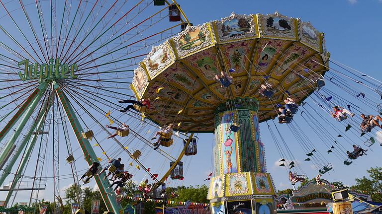 Volksfestauftakt 2019, die Fahrgeschäfte waren gleich gut genutzt.