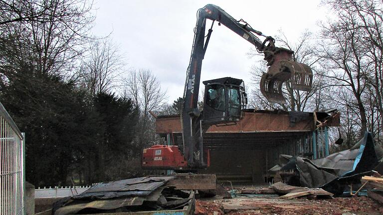 Schweres Gerät: Vor wenigen Tagen rückten Baumaschinen an, um die alte Trink –und Wandelhalle abzureißen.