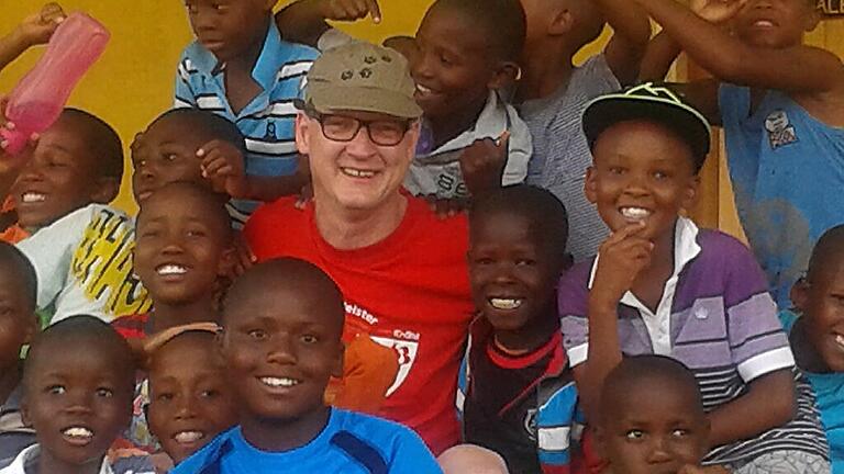 Stadionbesuch im afrikanischen Lesotho: Die Kinder vor Ort wollten unbedingt ein gemeinsames Bild mit Groundhopper Markus Menninger, genannt Mecky.