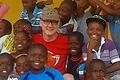 Stadionbesuch im afrikanischen Lesotho: Die Kinder vor Ort wollten unbedingt ein gemeinsames Bild mit Groundhopper Markus Menninger, genannt Mecky.