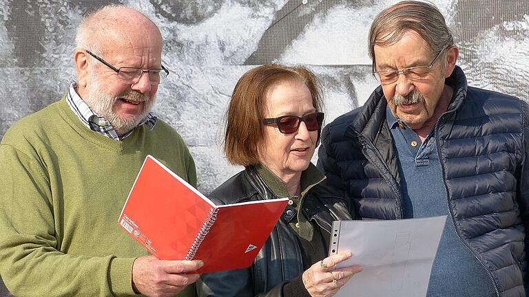 Hanns Peter Zwißler, Linde Unrein und Günter Hein (von links) aus der Schweinfurter Autorengruppe SAG bei einer Leseprobe.