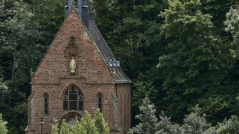 Die Wallfahrtskapelle Liebfrauenbrunn bei Werbach lädt beim meditativen Wandern zum Innehalten ein.