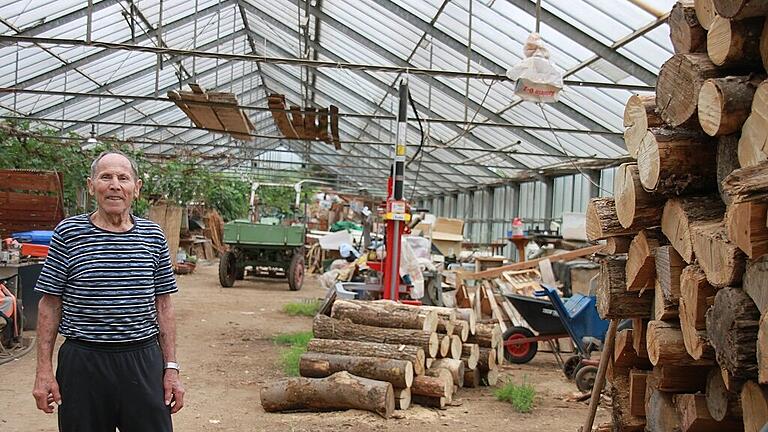 &bdquo;Ich lebe schon lange CO2-neutral&ldquo;, sagt Adam Straßberger. Keine Fernreisen, kaum Autofahrten, eine Solaranlage auf dem Dach und viel Holz zum Schüren im Treibhaus. Dort dürfen auch die Bienen im Totholz brüten. Fotos: Ralf Dieter