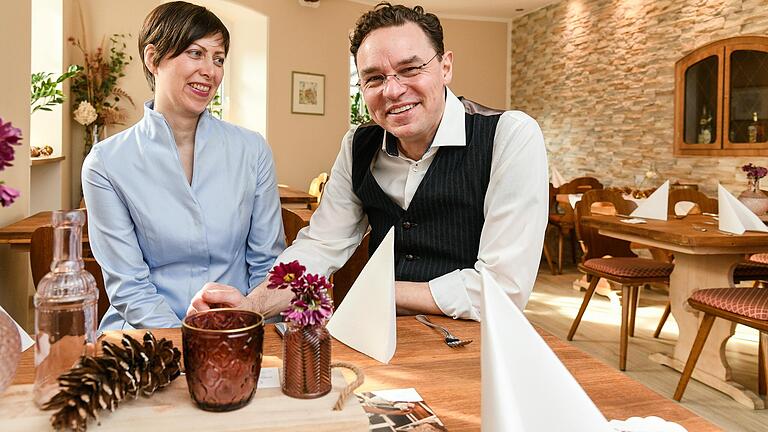 Der Erlabrunner 'Löwe' ist in vierter Generation in Familienbesitz. Guido Prößl und Nadine Naumann haben den Landgasthof und sein Konzept jetzt neu gestaltet. Der Erlabrunner 'Löwe' ist in vierter Generation in Familienbesitz. Guido Prößl und Nadine Naumann haben den Landgasthof und sein Konzept jetzt neu gestaltet.