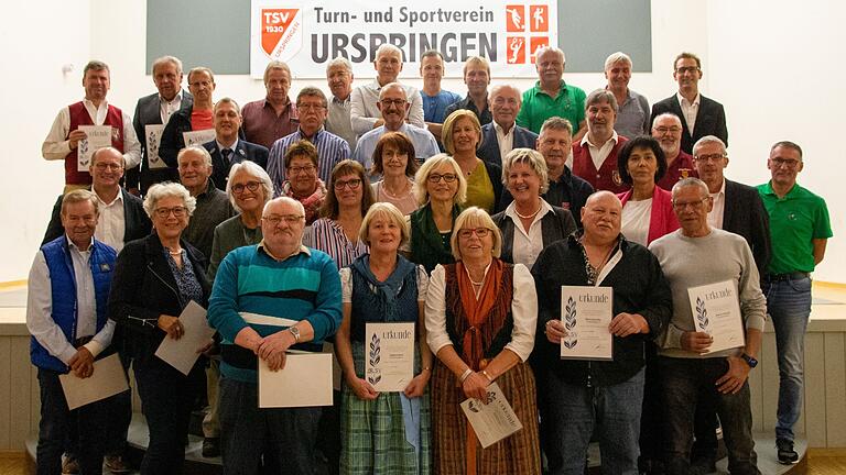 Die Geehrten für 35 Jahre, 40 Jahre und 45 Jahre Mitgliedschaft beim TSV Urspringen. Die Geehrten für 35 Jahre, 40 Jahre und 45 Jahre Mitgliedschaft beim TSV Urspringen.