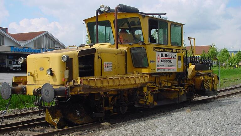 Der 15. Mai 2003 war ein schwarzer Tag für den Museumszug. Am Bahnhof in Fladungen war auf abschüssiger Strecke die Lok eines Gleisbauzuges führerlos unterwegs und verursachte am Übergang in Nordheim einen tödlichen Unfall. Der 15. Mai 2003 war ein schwarzer Tag für den Museumszug. Am Bahnhof in Fladungen war auf abschüssiger Strecke die Lok eines Gleisbauzuges führerlos unterwegs und verursachte am Übergang in Nordheim einen tödlichen Unfall.