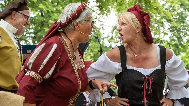 Beim diesjährigen Theaterstück auf dem Mittelaltermarkt des Walpurgisgerichts in Oberndorf ging es ganz schön zur Sache. Haben der Kaufmann Lubber (von links) und seine Frau Amalie wirklich faule Eier und ranzige Butter an die Zuhälterin Bruni verkauft?