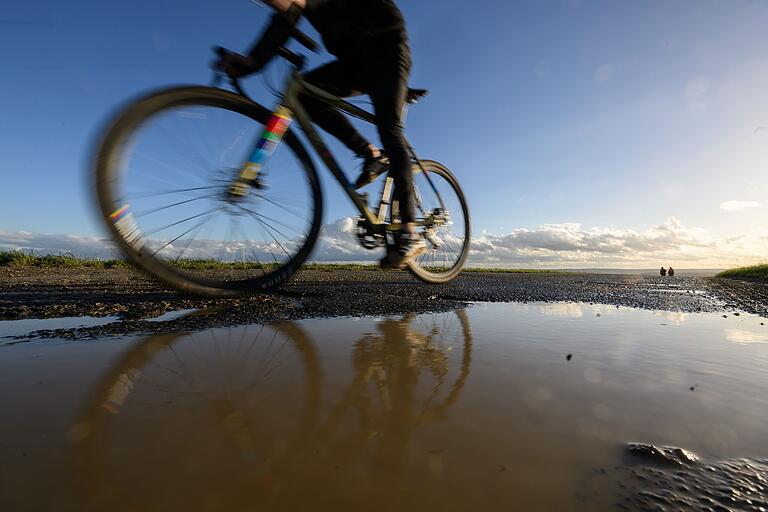 Keine Angst vor Pfützen, Schlamm und Schotter: Mit dem Gravelbike fährt sich diese Tour am besten. Keine Angst vor Pfützen, Schlamm und Schotter: Mit dem Gravelbike fährt sich diese Tour am besten.