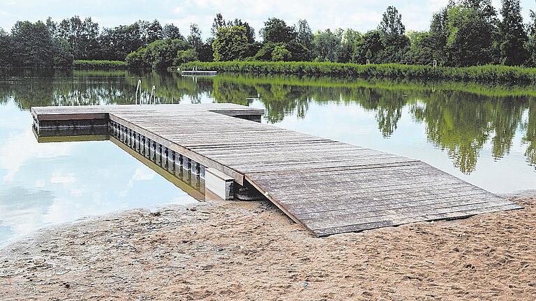 Bereits fertig und nutzbar: Der neue Badesteg am Irmelshäuser Badesee. Im Hintergrund erkennbar die neue Badeinsel.